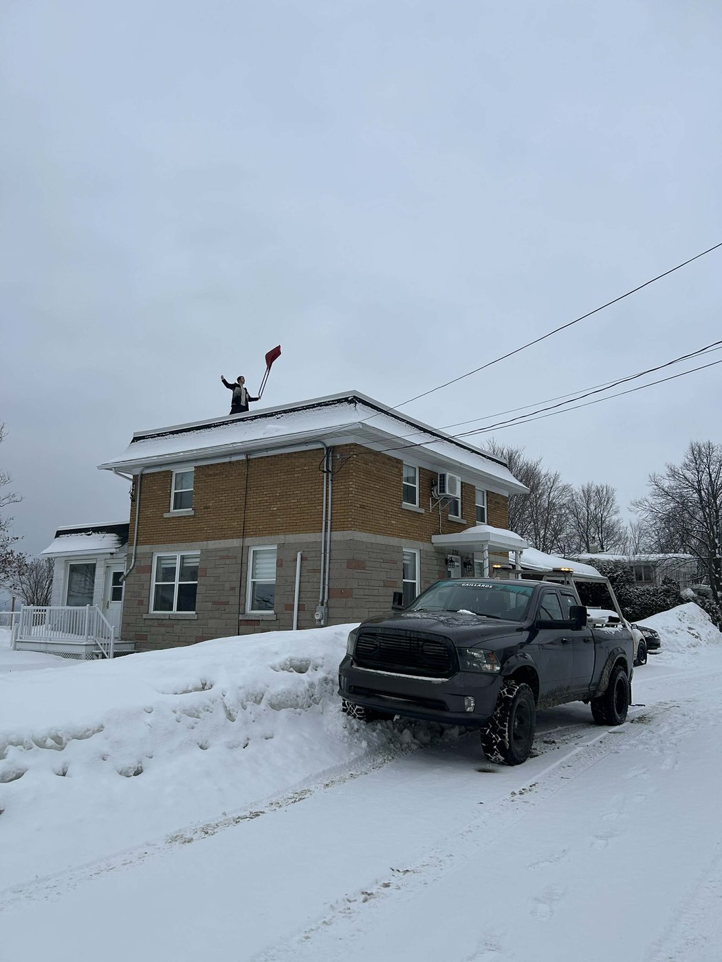 Déneigement de toiture en action – Gaillards Mauricie