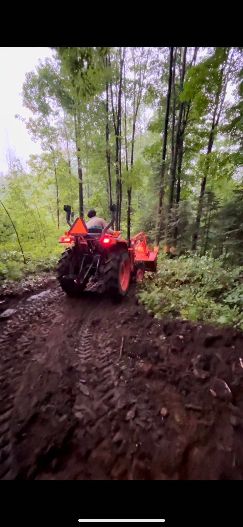 Tracteur Gaillards – travaux de terrain et nettoyage en Mauricie